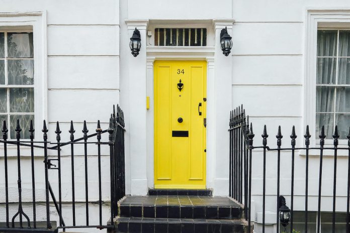 żółte drzwi wejściowe z wizjerem