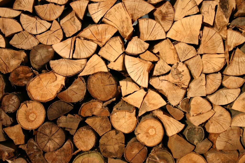 drewno do palenia w kominku