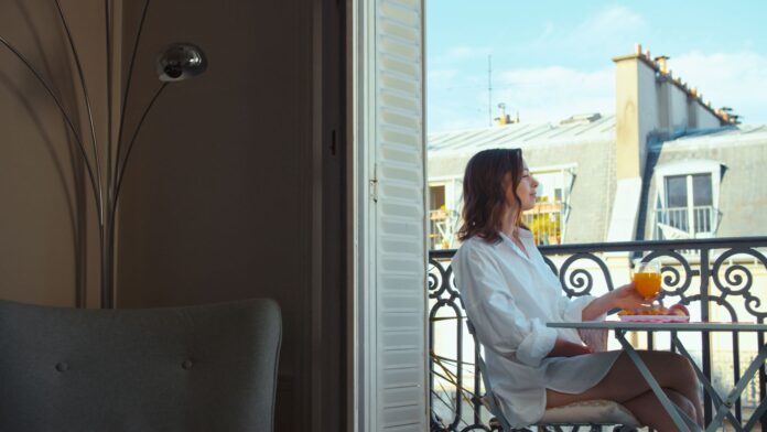 kobieta siedzi na balkonie w pogodny dzień