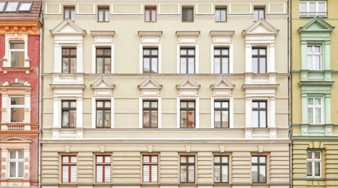Renowacja zabytkowych budynków: zachowanie charakteru i nowoczesne standardy