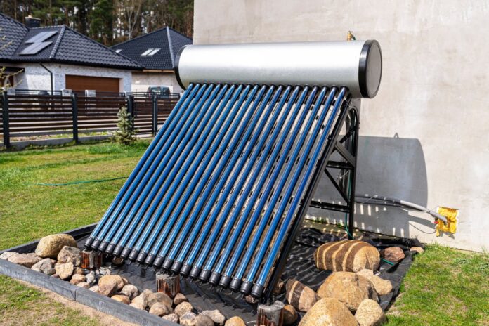 Solarne systemy podgrzewania wody: zasada działania, montaż i opłacalność