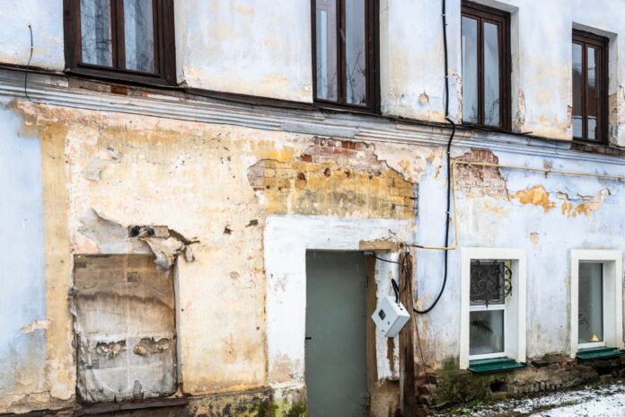 Zawilgocenie cokołu budynku: jak rozpoznać źródło problemu?