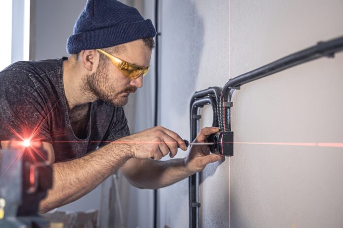 Jak sprawdzić dokładność lasera krzyżowego przed remontem